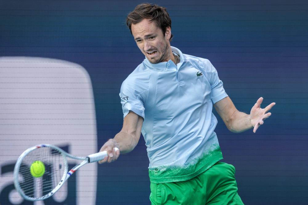 力克德约夺生涯首冠!19岁门希克取胜后趴在地上.